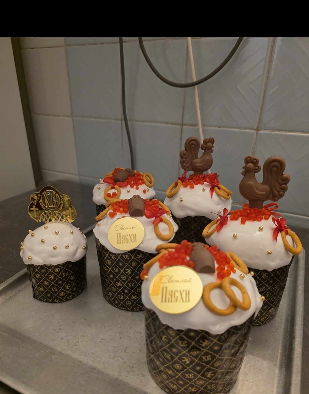 Пасхальные куличи с шоколадными петушками