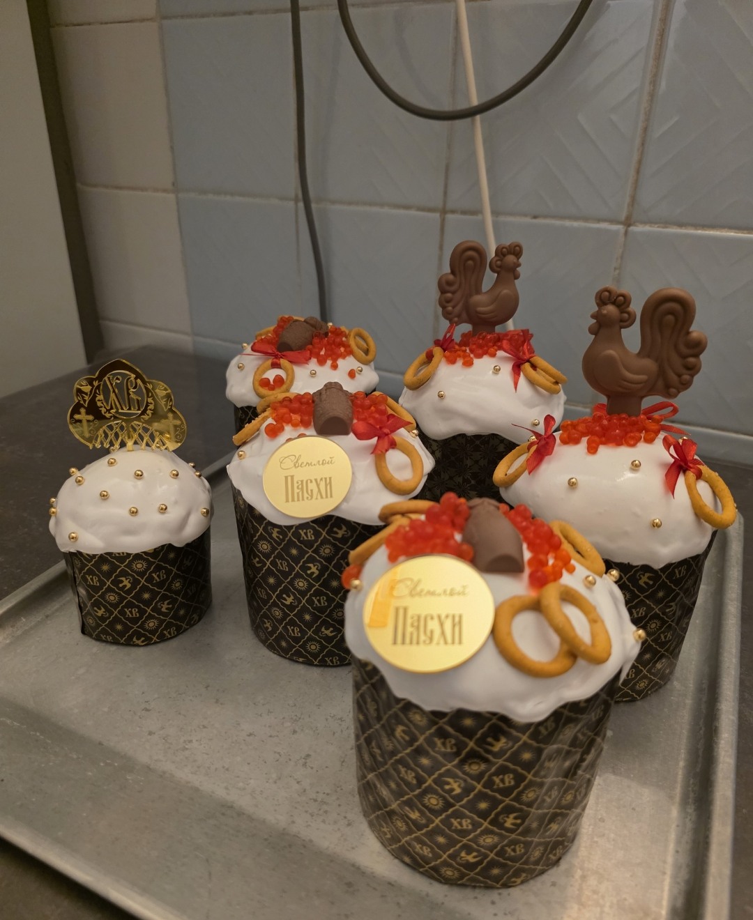 Пасхальные куличи с шоколадными петушками
