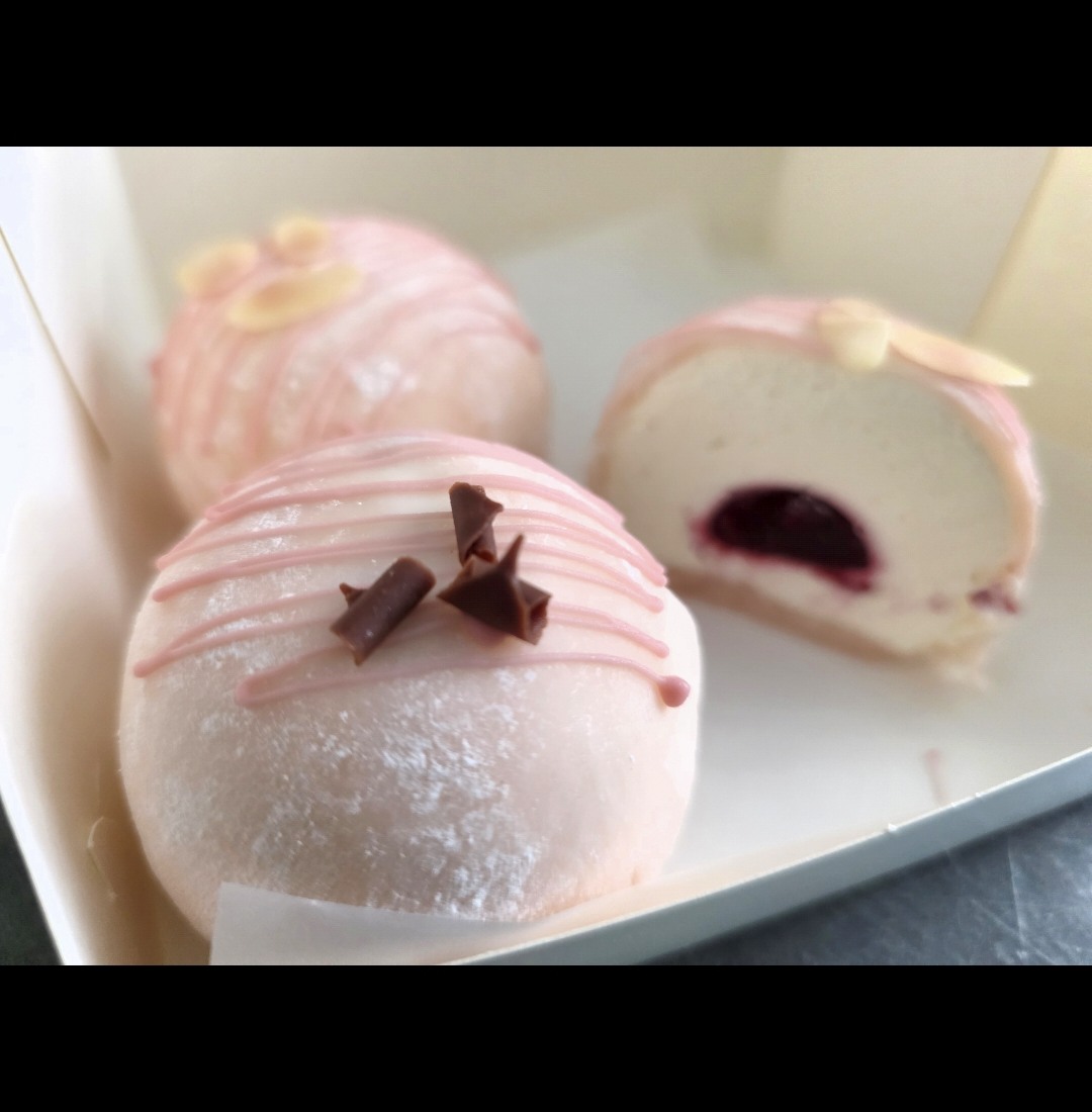 Моти с розовой глазурью и ягодной начинкой